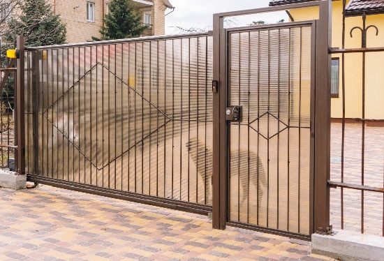 Купить ворота из профлиста с элементами ковки, с металлическими столбами в рамке или под дерево в Медногорске от 154215 руб